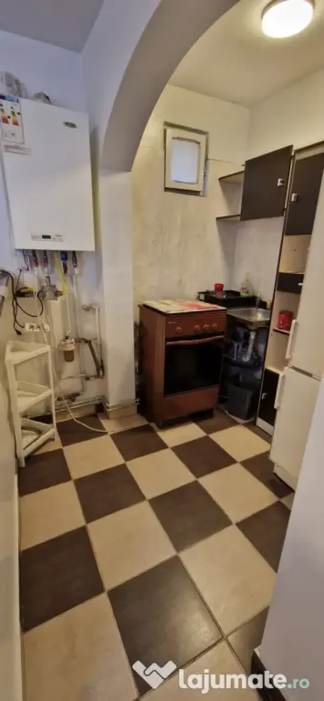 Apartament 2 camere decomandat, Parter, Curte comună, Barie