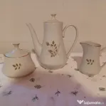 Set cafea, din porțelan: carafă mare, carafă mică pentru lapte, zaharniță.