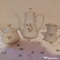 Set cafea, din porțelan: carafă mare, carafă mică pentru lapte, zaharniță.