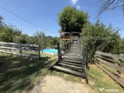 Proprietate de poveste cu piscină, ciubăr și căsuță î
