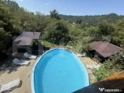 Proprietate de poveste cu piscină, ciubăr și căsuță î