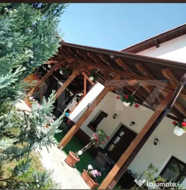 Casa de vanzare, pretabila pentru investitie si locuit