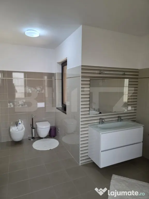 Vila de vanzare, 380 mp, zona Reghin