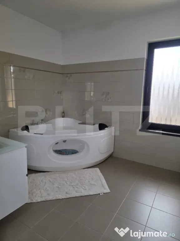 Vila de vanzare, 380 mp, zona Reghin