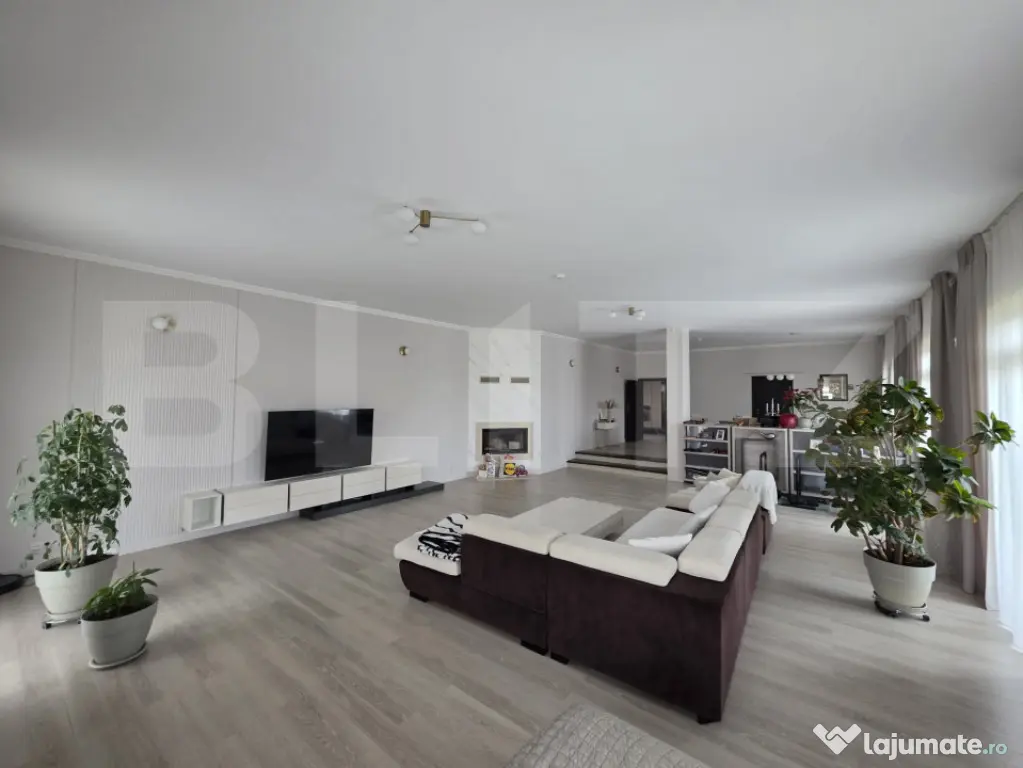 Vila de vanzare, 380 mp, zona Reghin