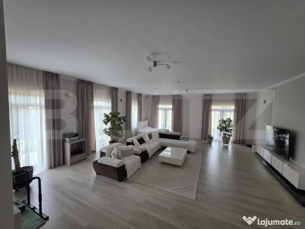 Vila de vanzare, 380 mp, zona Reghin