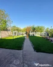 Casă individuală cu sistem fotovoltaic, curte amenajat?...