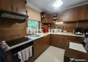 Casă individuală cu sistem fotovoltaic, curte amenajat?...