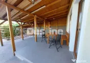 Casă individuală cu sistem fotovoltaic, curte amenajat?...