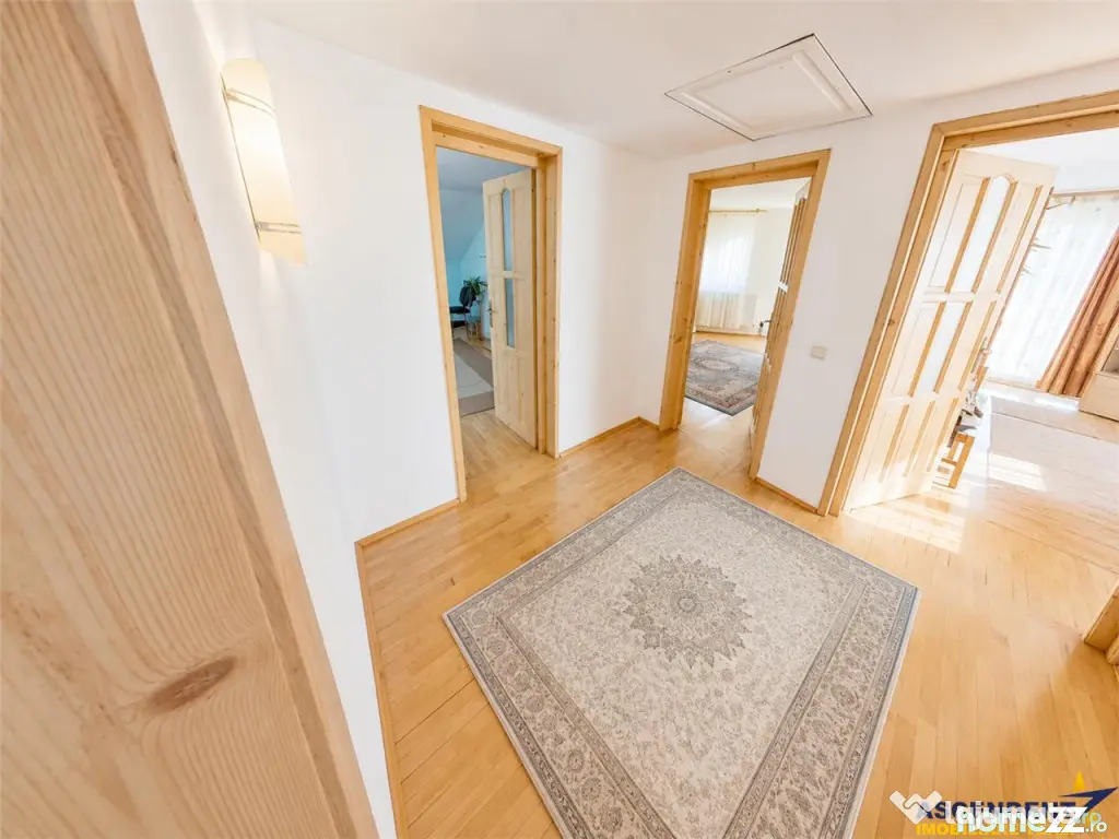 Casa cu 6 camere, 600 mp teren, pomi fructiferi, toate utili - Brasov (Brasov)