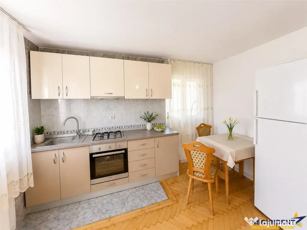 Casa cu 6 camere, 600 mp teren, pomi fructiferi, toate utili