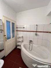 Apartament 3 camere, curte comună, Centrul Istoric Schei