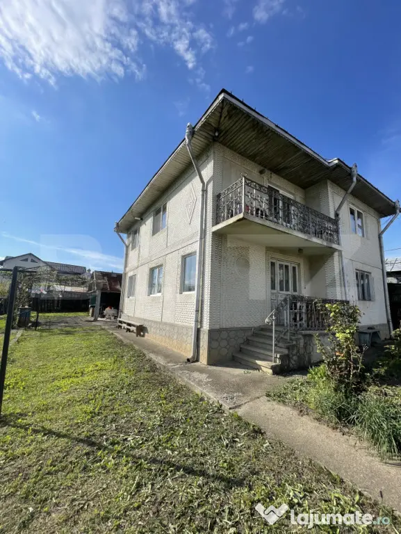 Casă Spațioasă cu Iaz Privat și 2.500 mp teren - în Fă