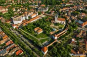 Casa cu doua cai de acces, 5 camere, 4 bai, garaj, langa Cet 