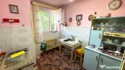 Apartament cu trei camere si doua bai, etajul doi, zona cent
