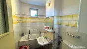 Apartament cu trei camere si doua bai, etajul doi, zona cent