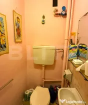 Apartament cu trei camere si doua bai, etajul doi, zona cent