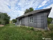 Casa de lemn pe un teren intravilan generos 