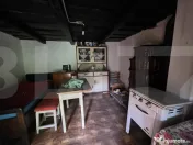 Casa de lemn pe un teren intravilan generos 