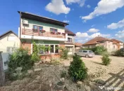Casa cu 7 camere si curte generoasa de inchiriat in Dorolt