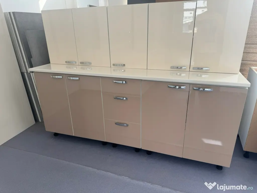 Mobilă de bucătărie lucioasa 200 cm nouă!!!
