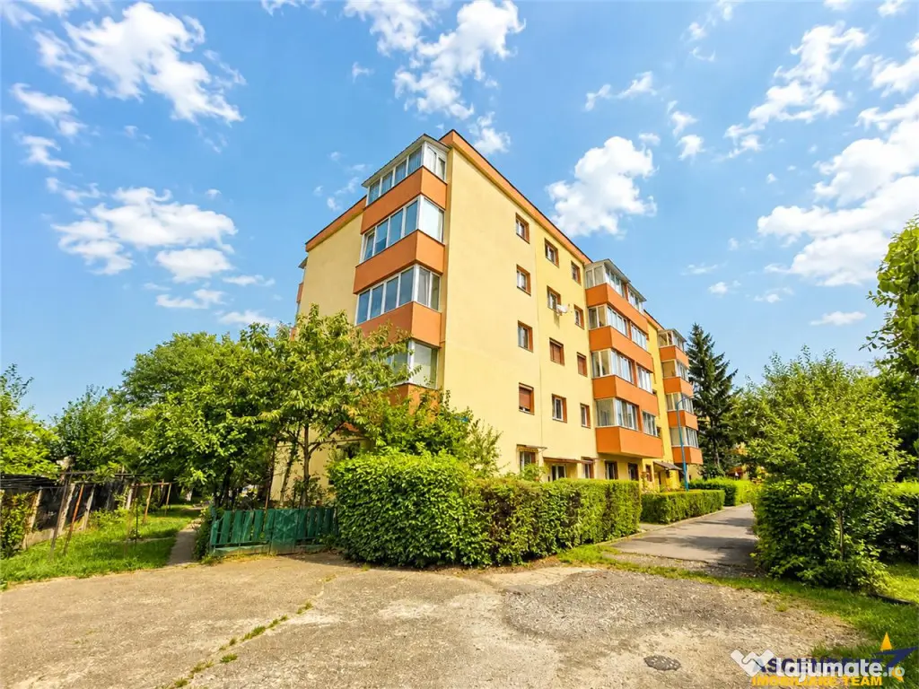 Decomandat, etaj1, Living 2 dormitoare boxa 14 mp, 2 balc - Brasov (Brasov)
