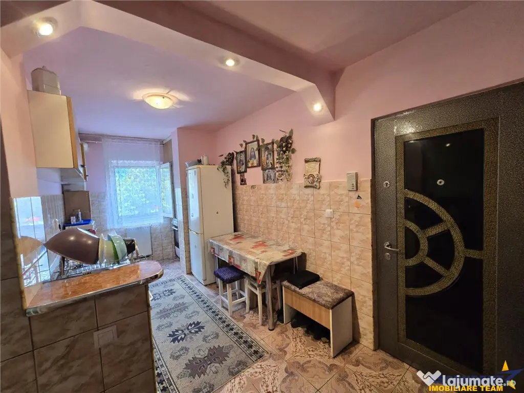 Decomandat, etaj1, Living 2 dormitoare boxa 14 mp, 2 balc - Brasov (Brasov)