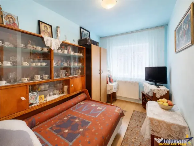 Decomandat, etaj1, Living 2 dormitoare boxa 14 mp, 2 balc - Brasov (Brasov)