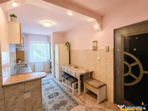 Decomandat, etaj1, Living 2 dormitoare boxa 14 mp, 2 balc - Brasov (Brasov)