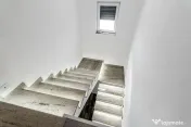 VILĂ INDEPENDENTĂ ENERGETIC – CĂLUGĂRENI, 10 KM DE ... 