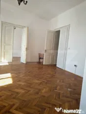 Apartament istoric, 3 camere, cladire in curs de reabilitar 