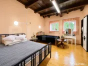 Gospodărie cu 10.900 mp teren, 3 constructii, Cainelu de Su
