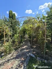 Casă de vânzare cu 4 camere, garaj și teren de 766 mp ??