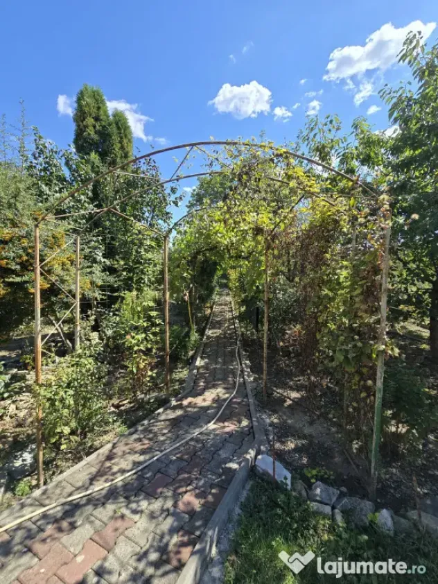 Casă de vânzare cu 4 camere, garaj și teren de 766 mp ?? - Piatra-Neamt (Neamt)