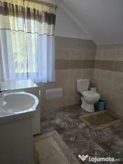 Casă de vânzare cu 4 camere, garaj și teren de 766 mp ??