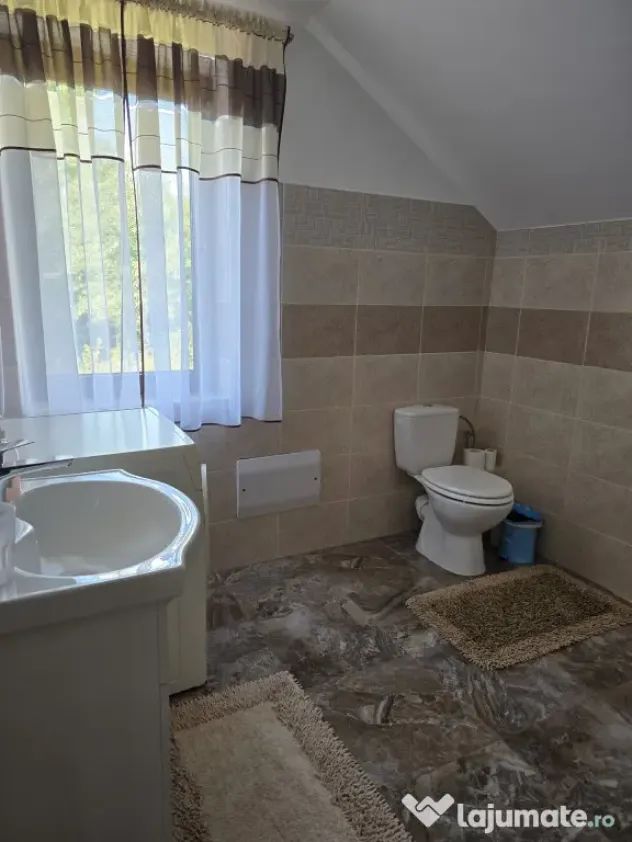 Casă de vânzare cu 4 camere, garaj și teren de 766 mp ?? - Piatra-Neamt (Neamt)