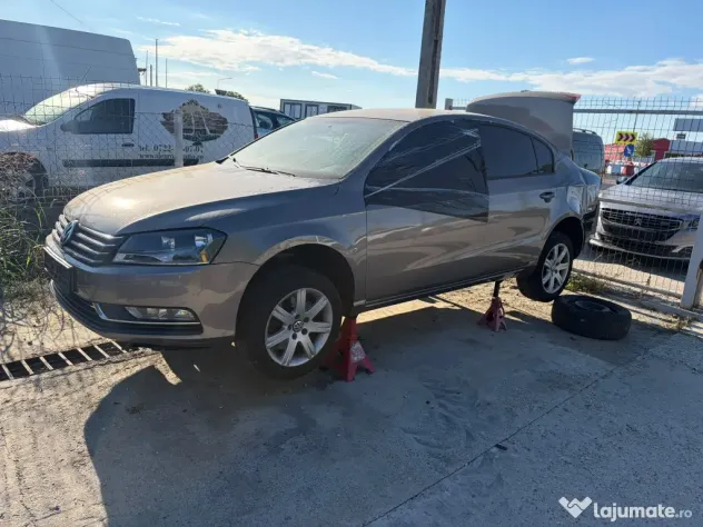 Dezmembrez VW Passat B7 Berlina 1.6 TDI CAYC 105 cai cutie manuala 6 trepte