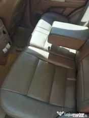 Mașina SUV de dat. 