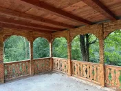 Lapusel, cabana traditionala cu priveliste la lac 