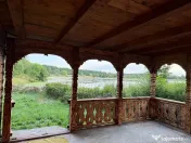 Lapusel, cabana traditionala cu priveliste la lac 