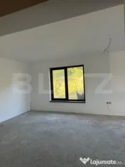 Casă modernă cu garaj, terasă, balcon și curte spațioas 