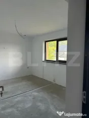 Casă modernă cu garaj, terasă, balcon și curte spațioas 