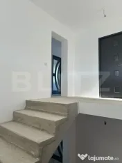 Casă modernă cu garaj, terasă, balcon și curte spațioas 