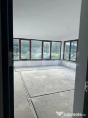 Casă modernă cu garaj, terasă, balcon și curte spațioas 