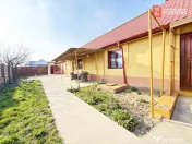 Casa individuala cu 6 camere de vanzare in localitatea Sacal 