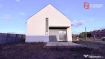 Casa tip triplex, cu 2 camere, de vanzare in Sanandrei.