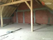 Casa tip triplex, cu 2 camere, de vanzare in Sanandrei. 