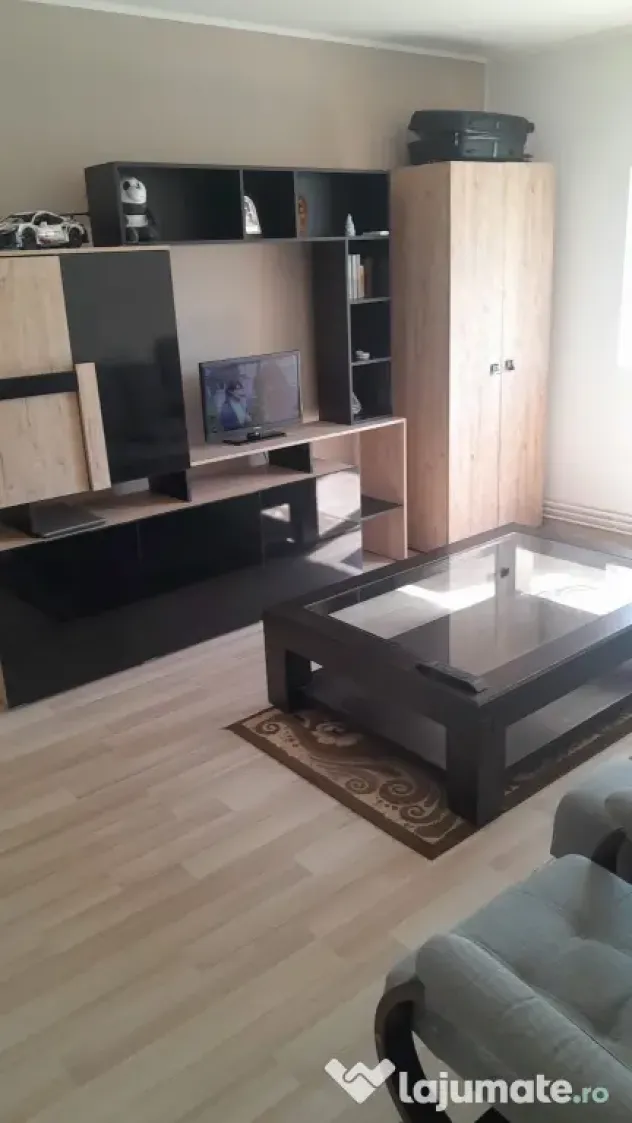 Inchiriez apartament 3 camere cu locuri de parcare central