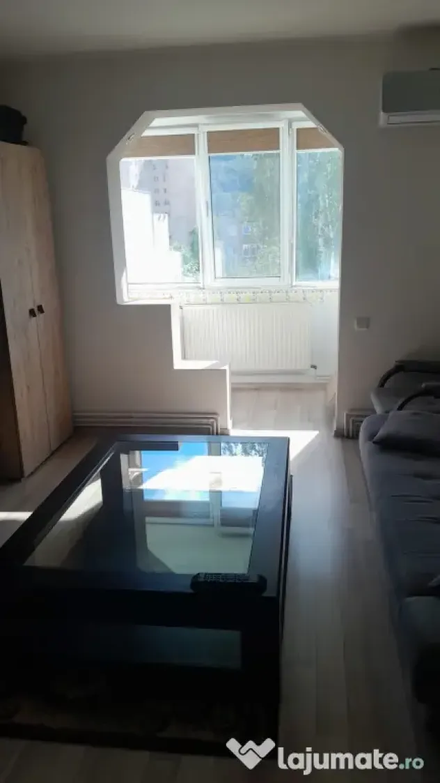 Inchiriez apartament 3 camere cu locuri de parcare central