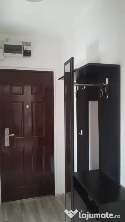 Inchiriez apartament 3 camere cu locuri de parcare central